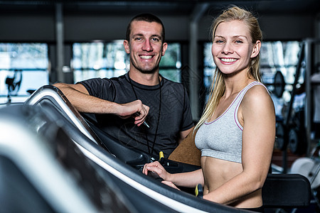 配备使用运动车的教练员和健身女女性讲师培训师运动员工作室健身房跑步活动肌肉运动图片