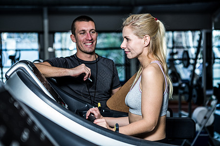 配备使用运动车的教练员和健身女肌肉健身运动跑步中心身体笔记训练闲暇活动图片