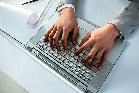 使用笔记本电脑的商务人士近视职业男性男生电子套装夹克商务键盘领带商业图片