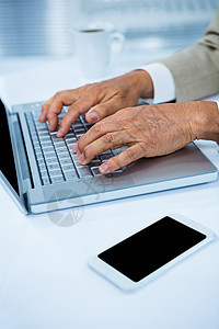 使用笔记本电脑的商务人士近视旋转椅屏幕商业男人男性职业老年办公室夹克公司图片
