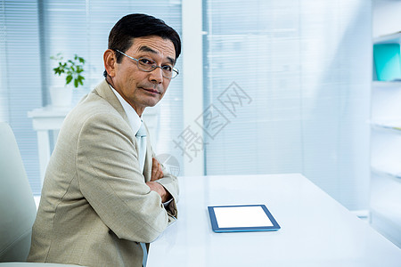 使用平板的严肃商务人士药片领带双臂双手职场桌子职业专注商务男性图片