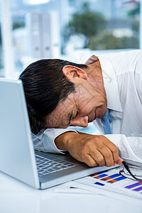 沉睡在笔记本电脑上老年职业商业技术商务男性睡眠办公室午睡人士图片