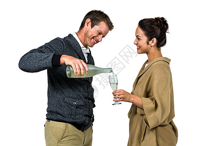 微笑的男人 与女人一起把酒杯装在玻璃中图片
