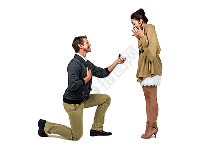 向合作伙伴提供订婚戒指的男子图片