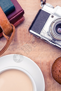 有日记和咖啡的旧相机的覆盖视图图片