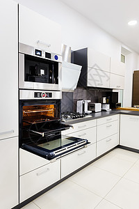 现代高塔厨房 开着门的烤炉咖啡机公寓金属器具火炉烤箱住房合金住宅内阁图片