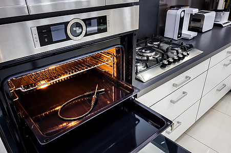 现代高塔厨房 开着门的烤炉咖啡机房子火炉感应器合金器具奢华温度桌子烹饪图片