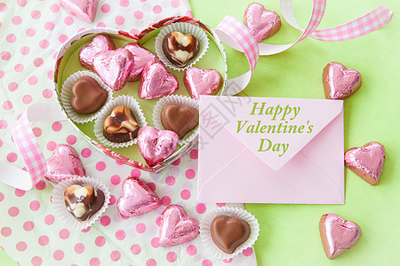 色彩多彩的巧克力红心丝带礼品邮件绿色展示款待糖果巧克力心恋爱心形图片