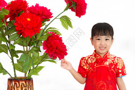 穿红衣的中国小女孩 装着鲜花青年问候语庆典孩子运气祝福文化裙子女孩传统图片