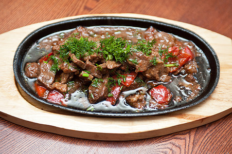 含有蔬菜的肉类草本植物宏观小吃辣椒拼盘午餐平底锅饮食胡椒牛肉图片