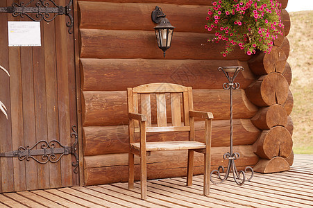 木头椅子木屋花花甲板家具阳台躺椅露台小屋房子地面座位财产图片