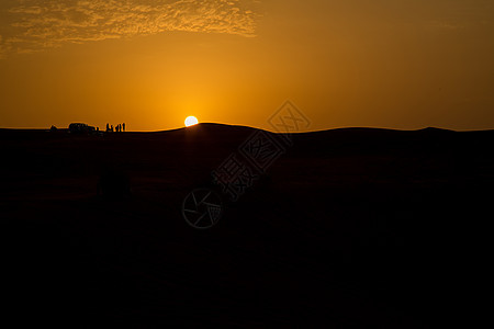 迪拜甜点中的日落金子太阳踪迹沙丘越野车护航波纹橙子越野地标背景图片