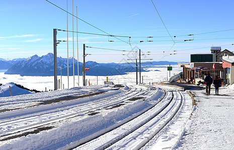 冬季与云海交汇的铁路或铁轨图片