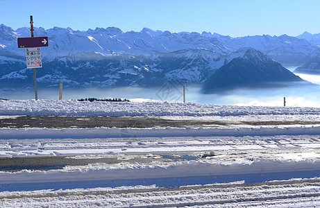 冬季的铁路或电车道 与雪山相伴图片