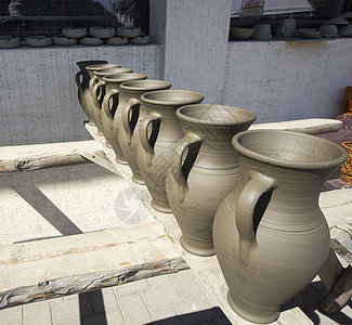 在太阳下干燥乡村烘干泥土陶瓷水壶艺术花瓶黏土正方形制品图片