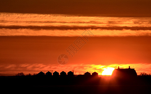 日落的萨斯喀彻温农场图片