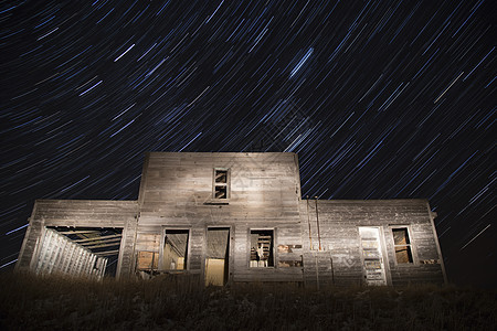 废弃的建筑和星轨建筑学房子田园夜空天空小径天文学乡村风光绿色图片