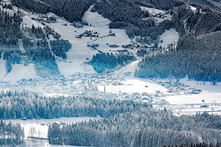 奥地利蒂罗尔州阿尔卑斯山谷的冬季村庄图片