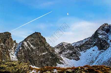 落岩峰尖刺高地月亮蓝色飞机季节爬坡石头岩石悬崖图片