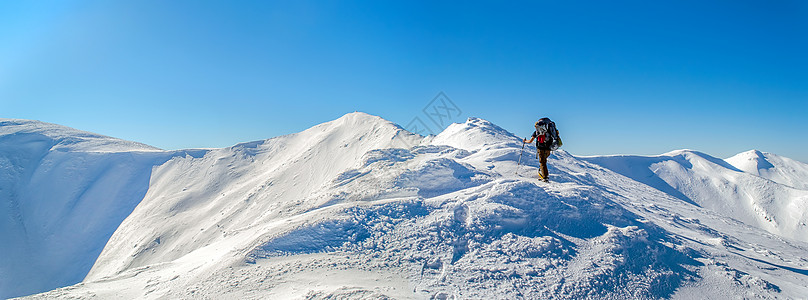 在雪脊上旅游的游客图片