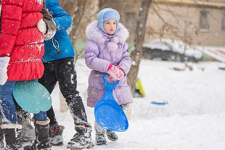 5岁女孩手牵手站在冰雪山边图片