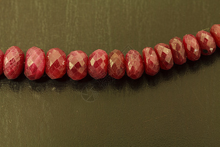 天然红宝石的颈项链珠宝珠子宝石项链石头红色奢华火花细绳图片