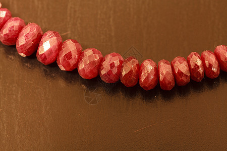 天然红宝石的颈项链红色珠宝石头宝石细绳珠子项链火花奢华图片