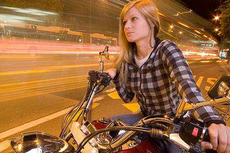 城市自行车车公共汽车交通摩托车女孩们放松活力女性旅行金发女郎速度图片