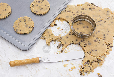 烤巧克力薯饼饼干用具工作台巧克力片厨房烘烤台面工具圆圈刀具食物图片