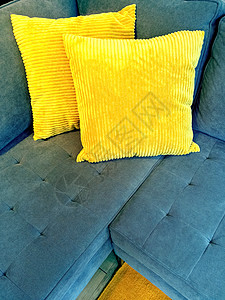 蓝色沙发 有明亮黄色的坐垫图片