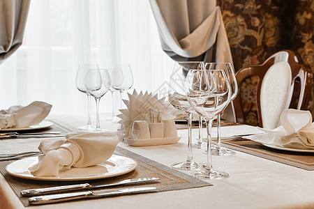 餐厅的桌铺玻璃设备白色窗户装饰植物金子生活叶子用具图片