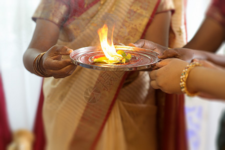 举行特别仪式的印度女印第安人图片