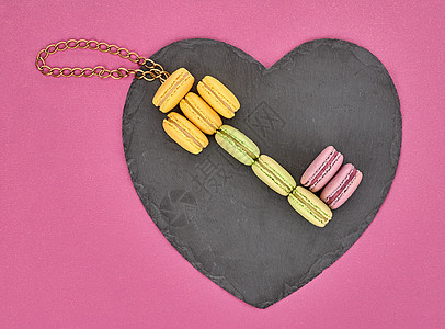 仍然活着的马卡龙 关键形状 心脏 爱的概念粉色食物故事创造力甜点餐垫夫妻黑色钥匙背景图片