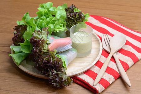沙拉卷蔬菜和螃蟹加沙拉酱面条饮食盘子勺子海鲜白色蟹棒烹饪小吃美食图片