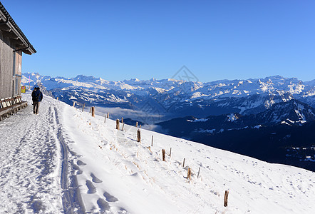 雪山和蓝天空的雪路;Rigi Kulm图片