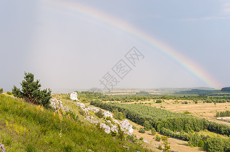 雨水和彩虹的风景农业农场风暴环境季节草地土地晴天天气地平线图片