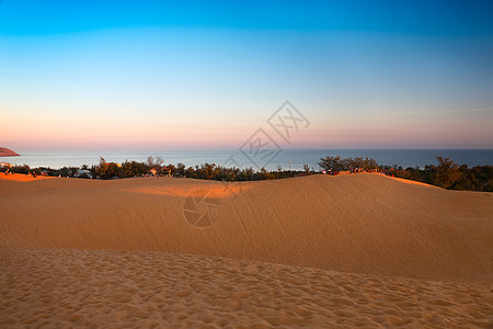 越南梅内日落时红沙丘图片