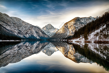 在奥地利阿尔卑斯山Plansee(Plan Lake)的反思图片