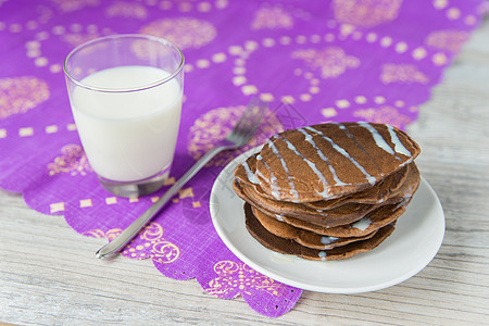 巧克力煎饼加牛奶餐巾盘子午餐桌子食物水平奶制品木头饼子奶油图片