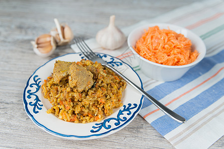 大米和肉饭盘菜和胡萝卜沙拉文化香料蔬菜盘子餐巾食物火鸡猪肉美食国家图片