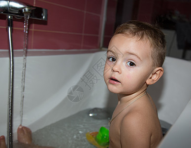 洗澡的漂亮年轻男孩男孩们快乐孩子们童年儿子皮肤打扫乐趣头发微笑图片