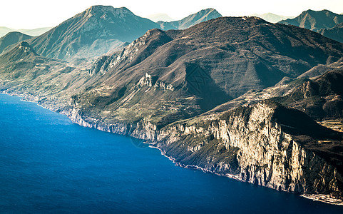 从意大利巴尔多山顶看到加尔达湖的全景公园顶峰晴天环境石头远足风景蓝色柠檬地平线图片