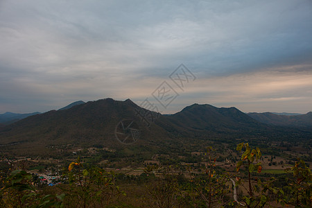 泰国Loei的地貌河流和山丘城镇清汗旅行风景公园地标日出村庄天空木头山顶土地图片