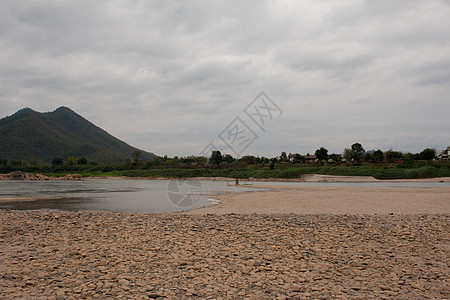 泰国Loei的地貌河流和山丘城镇清汗日出辉光反射森林山顶风景蓝色国家山脉农村图片