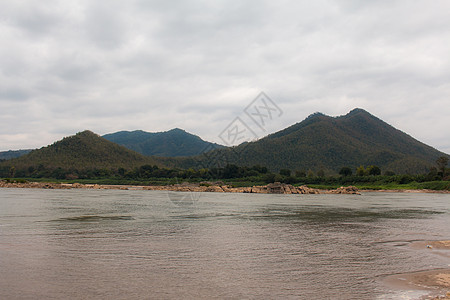 泰国Loei的地貌河流和山丘城镇清汗辉光公园风景爬坡旅行山脉翠屏木头地标场景图片