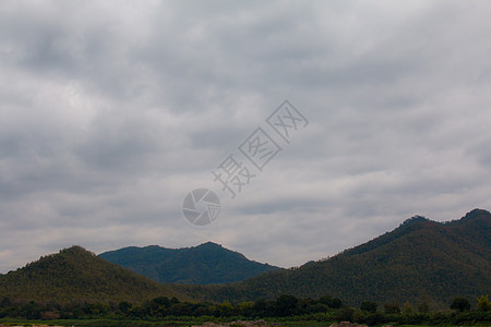 泰国Loei的地貌河流和山丘城镇清汗村庄爬坡蓝色岩溶日落农村天空森林风景场景图片