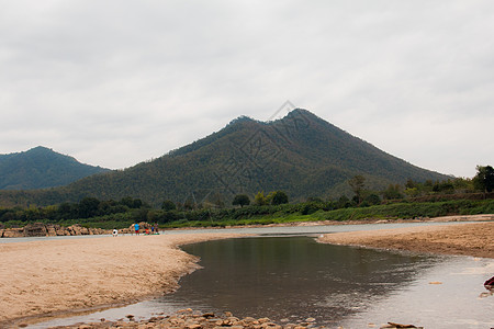 泰国Loei的地貌河流和山丘城镇清汗场景天空翠屏村庄山顶岩溶爬坡旅行山脉森林图片