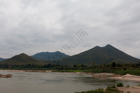 泰国Loei的地貌河流和山丘城镇清汗地标岩溶风景木头山脉场景辉光天空村庄爬坡图片