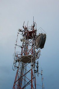 蓝色天空背景 Phone天线的电信塔传播频率卫星金属信号手机男人盘子网络收音机图片