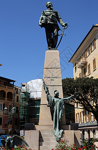 维托里奥埃马努埃第二次青铜他性男性雕像男人天空城市雕塑牧歌历史图片
